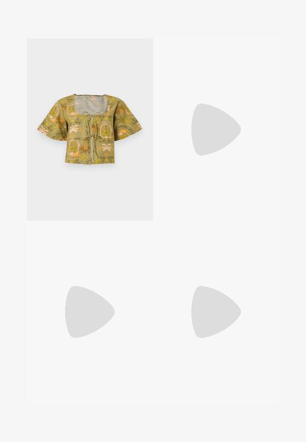Blouse courte à manches courtes avec imprimé tropical vert, encolure carrée et nouage à l'avant sur fond uni.; Jupe maxi noire à volants avec taille élastique et panneaux de tissu froncés, présentée à plat sur un fond clair.; Chaussure de ballet plate en cuir noir avec un bout pointu, plusieurs fines brides sur le dessus et des lacets enroulés autour de la cheville.; Petit sac d'épaule noir en mesh en forme de croissant avec une lanière fine réglable, sur un fond clair uni.