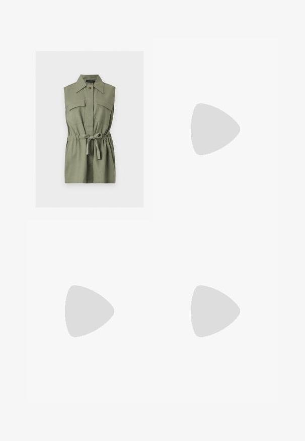 Robe-chemise sans manches vert olive avec col pointu, deux poches poitrine à rabat, fermeture par boutons et ceinture ajustable à la taille.; Pantalons cargo en vert olive, fabriqués en tissu léger. Les caractéristiques comprennent une taille ceinturée, des plis avant et des poches latérales avec fermetures à rabat.; Sandale marron à talons hauts avec fines lanières croisées et bride de cheville avec boucle argentée sur fond blanc.; Sac bandoulière en daim marron foncé avec une sangle réglable et une poche zippée à l'avant, posé sur un fond clair uni.