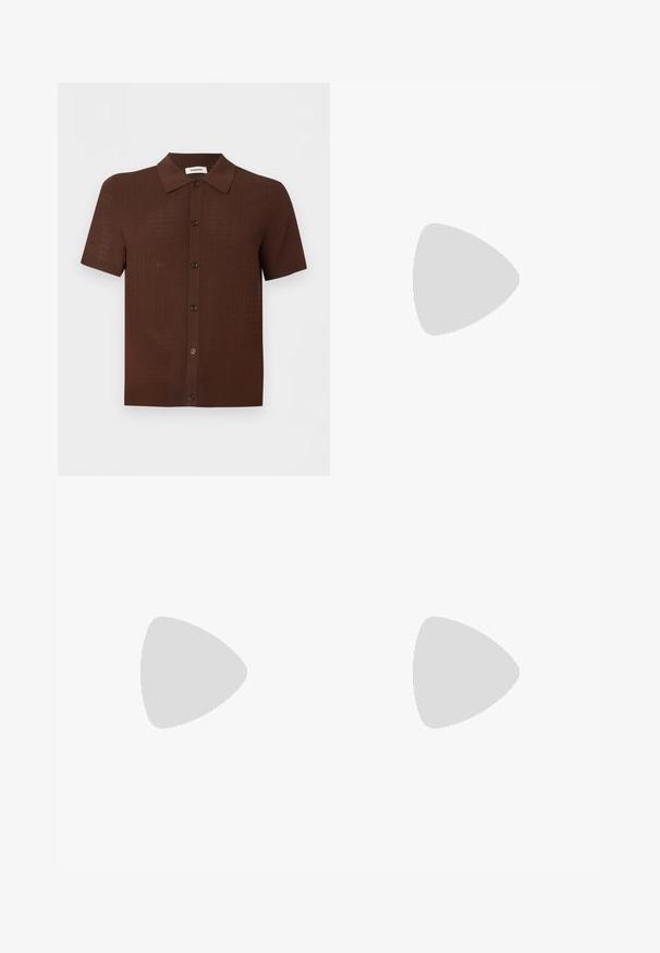 Chemise marron à manches courtes avec boutons, motif texturé et col classique, présentée sur un fond clair uni.; Shorts noirs sur mesure à la longueur genou avec une taille boutonnée, des passants de ceinture et des ourlets retroussés sur un fond clair uni.; Mocassin en cuir noir avec une finition brillante, bout arrondi, détails de couture subtils et semelle en caoutchouc épaisse pour la durabilité.; Sac bandoulière en cuir marron foncé texturé avec une sangle réglable et un petit accent décoratif bleu sur le côté.