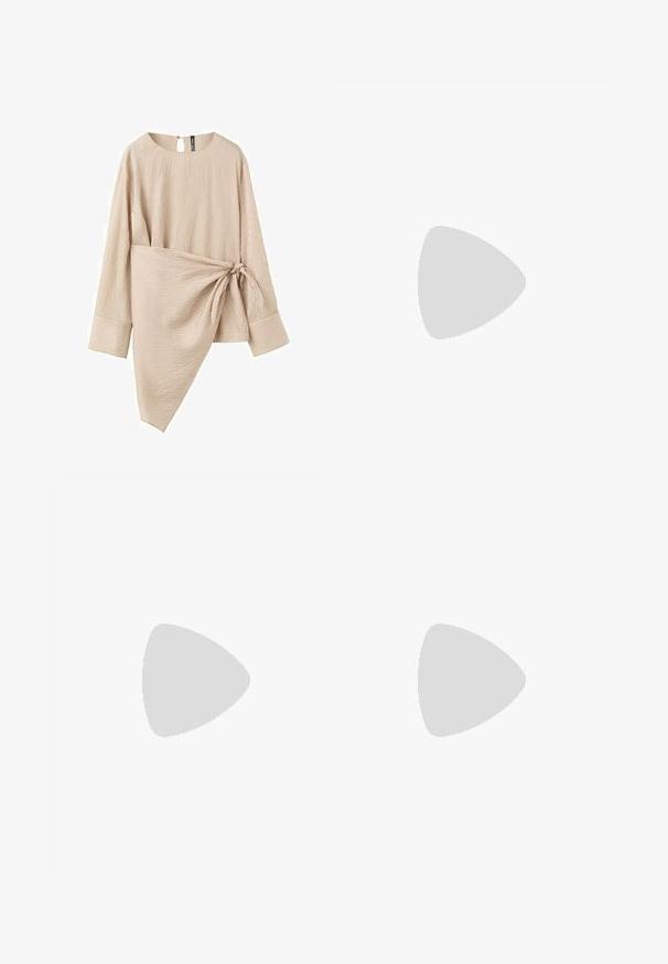 Blouse beige à manches longues côtelée avec un détail d'enveloppement asymétrique noué en un nœud à la taille et des poignets larges.; Pantalon à jambes larges couleur crème avec taille élastique, fabriqué à partir d'un tissu doux et fluide, conçu pour un port décontracté et confortable.; Mule en cuir marron à bout ouvert, avec un talon kitten bas et fin et une semelle intérieure rembourrée, présentée sur fond blanc.; Sac cabas en cuir marron avec longues bandoulières et détail à cordon de serrage des deux côtés, légèrement ouvert en haut.