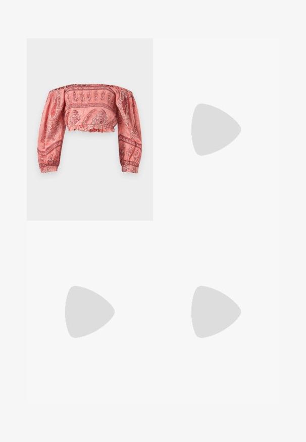 Blouse courte à épaules dénudées avec manches longues bouffantes, présentant un motif cachemire rouge et rose, avec poignets et ourlet élastiqués.; Jupe longue en satin noir avec taille haute et ourlet légèrement évasé sur fond blanc.; Mule à talon haut en cuir noir à bout ouvert avec un talon stiletto fin, vue de profil sur un fond uni.; Boucles d'oreilles en argent en forme de créoles, ornées d'un cœur et d'un pendentif en forme de diamant. Texture lisse avec une finition polie.