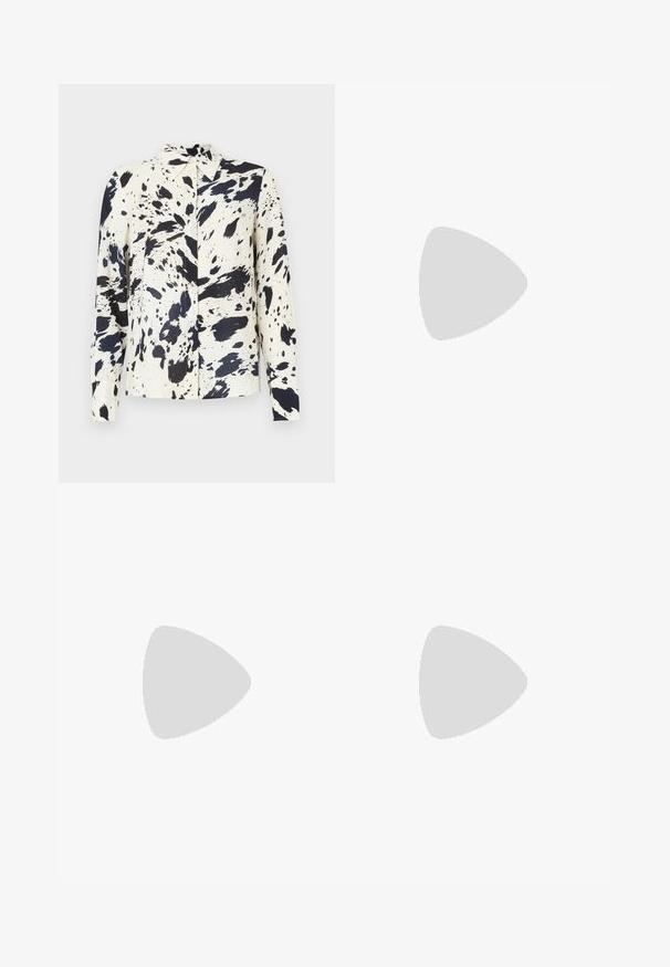 Chemise à manches longues de couleur crème avec un grand motif éclaboussé noir. Présente un col pointu et une fermeture à boutons sur le devant. Texture de tissu lisse.; Jupe maxi en tissu léger avec une base crème ornée de motifs éclaboussés bleu marine et gris, taille élastique et design plissé.; Chaussure à talon haut noire à bride arrière, avec un bout pointu, une texture en cuir lisse et une accent de boucle dorée sur la bride.; Sac noir plissé en simili cuir, avec une anse incurvée et une fermeture éclair sur le dessus. Texture lisse avec un design structuré.