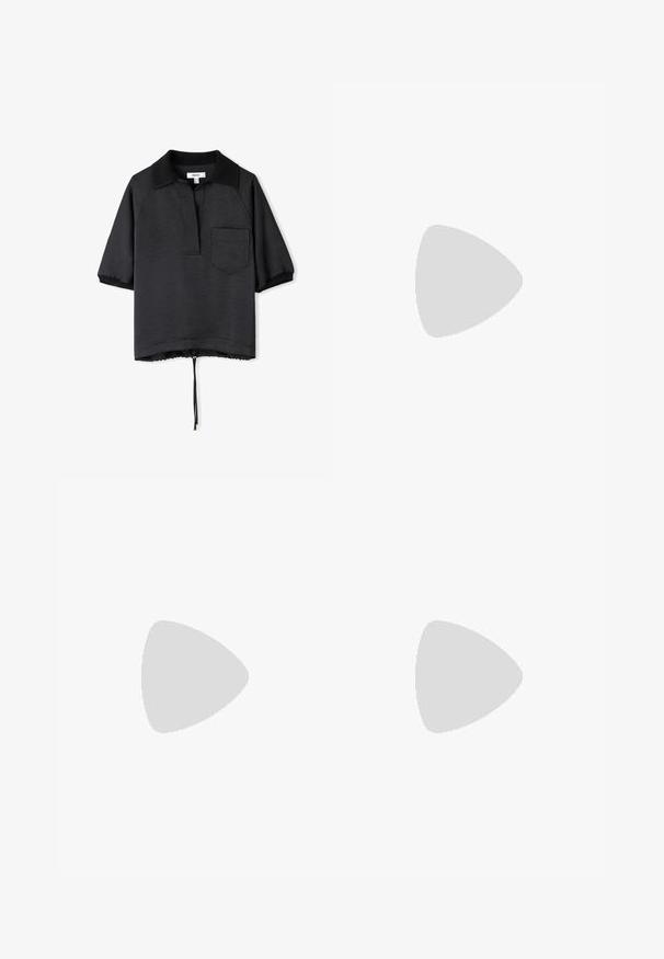 Polo noir à manches courtes avec collier, en tissu texturé, avec une poche poitrine et un ourlet resserré avec un cordon de serrage ajustable.; Pantalons larges noirs avec un design plissé, une taille élastique et une texture de tissu lisse. Convient à diverses occasions.; Jambes vêtues d’un pantalon slim noir avec des fentes à l’avant de l’ourlet, assorties à des chaussures plates Mary Jane noires avec une petite bride à boucle.; Sac à main en tissu noir doux avec haut froncé et poignées circulaires rembourrées nouées de chaque côté.