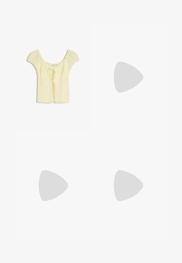 Blouse courte manches courtes jaune clair avec épaules bouffantes et détail de nœud à l'avant, dotée d'un large décolleté arrondi.; Mini-jupe blanche à volants avec taille élastiquée froncée et lien de serrage à l'avant, en tissu léger.; Ballerine en cuir noir avec un petit nœud à l'avant et une couture arrière légèrement froncée, vue de profil sur fond blanc.; Sac bandoulière en cuir marron foncé avec une forme souple et décontractée et une anse nouée torsadée sur un fond blanc uni.