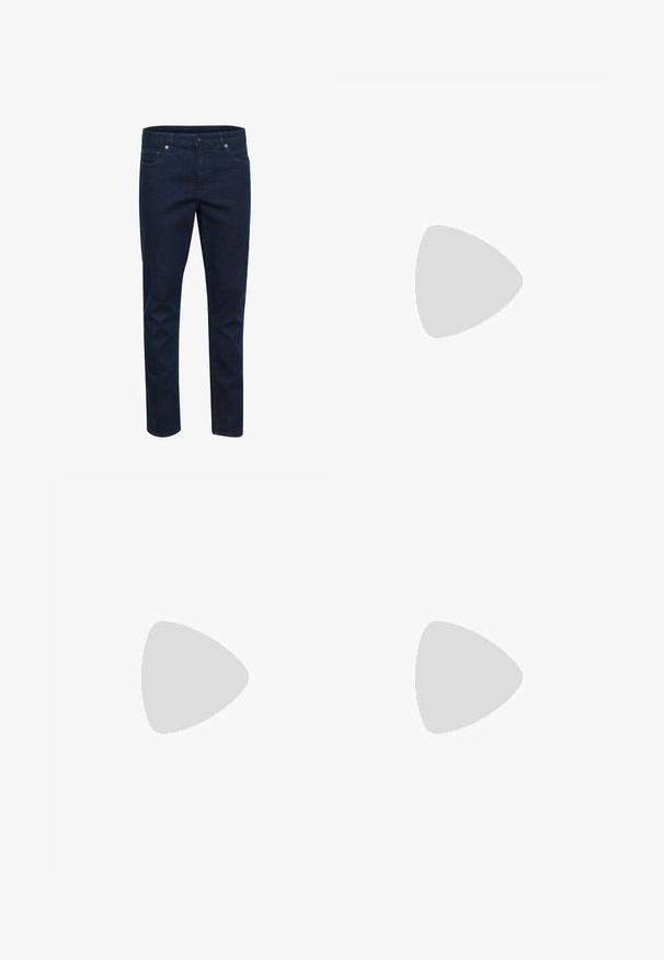 Mørkeblå denimjeans med slim fit, fem lommer og knaplukning, vist mod en hvid baggrund.; Mørkebrune knælange skræddersyede shorts med bæltestropper og forreste læg, vist fladt på hvid baggrund.; Brun læder bådsko med hvide sømme, snøre detaljer og lysbrun gummisål, vist fra siden på hvid baggrund.; Ray-Ban solbriller med grønne linser, sorte plastikstel og gyldne detaljer ved kanterne. Firkantet form med mat finish.