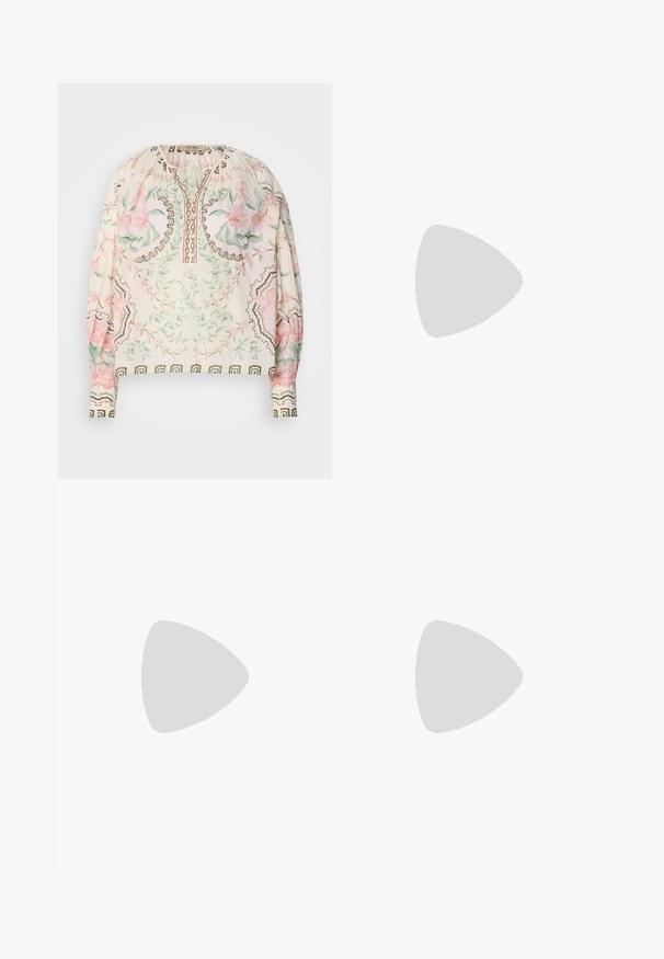 Blouse légère crème avec imprimé floral en rose et vert. Présente un col froncé et des accents bruns délicats. Manches longues.; Jupe midi en forme A en tissu vert vif. Texture lisse avec une taille large et une silhouette fluide.; Ballerine en cuir verni nude avec bride en T, fermeture à boucle, bout pointu fermé et talon slingback sur fond blanc.; Sac fourre-tout en cuir beige avec deux longues lanières, texture lisse et un subtil accent en métal à l'avant. Conception à ouverture supérieure, intérieur spacieux.