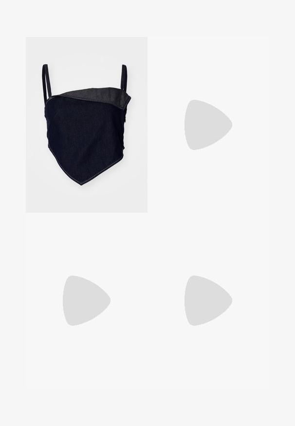 Bralette en denim avec un design ajusté. Tissu bleu foncé avec un panneau angulaire plus clair. Bretelles réglables et détails de couture visibles.; Jupe en denim noire avec une taille haute, coupe droite et coutures angulaires uniques. Présente des fentes latérales et une fermeture à bouton à la taille.; Botte de cowboy en cuir noir avec découpes décoratives, boucle argentée et talon incliné, présentée sur fond blanc.; Sac à main en mesh noir de forme croissant, avec une bandoulière en chaîne argentée et des accents en cuir noir. Surface texturée avec une fermeture éclair.