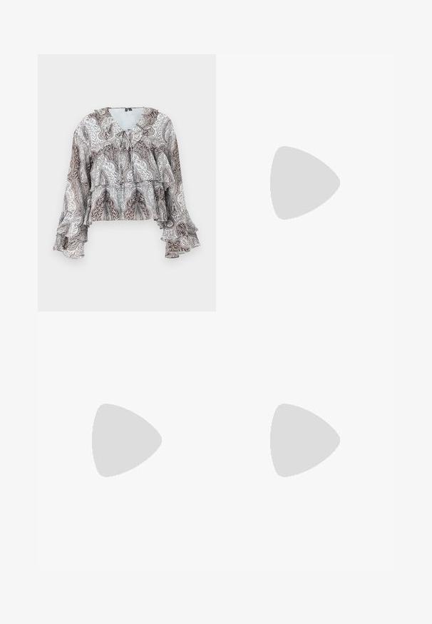 Blouse à manches longues brun et blanc avec motif cachemire, poignets à volants, détails à volants superposés et petit nœud au niveau de l'encolure.; Jean en denim bleu à taille haute et jambes larges, avec poches plaquées à l'avant et ceinture assortie munie d'une boucle carrée en métal.; Jambes portant des leggings côtelés foncés associés à des ballerines noires avec de petits détails en nœud sur fond blanc.; Petit sac à main noir brillant avec deux longues anses et des détails à cordon sur les côtés sur un fond clair uni.