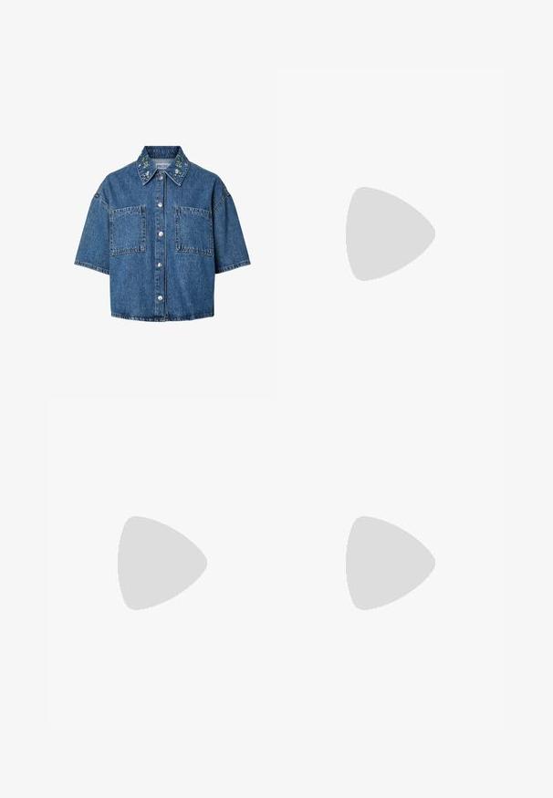 Πουκάμισο denim με κοντά μανίκια, κουμπιά, δύο μπροστινές τσέπες και κεντήματα με λουλούδια στο γιακά.; Σκούρο μπλε τζιν παντελόνι με φαρδύ πόδι, κούμπωμα με κουμπί και φερμουάρ μπροστά, θηλιές για ζώνη και εμπρόσθιες τσέπες σε ανοιχτό φόντο.; Πόδια με σκουρόχρωμα ριμπ κολάν συνδυασμένα με μαύρα μπαλαρίνα παπούτσια με μικρές λεπτομέρειες φιόγκων σε λευκό φόντο.; Πλεκτή μπορντό τσάντα χειρός με στρογγυλή σιλουέτα, μία χειρολαβή και υφή. Κλείσιμο με φερμουάρ στο επάνω μέρος.