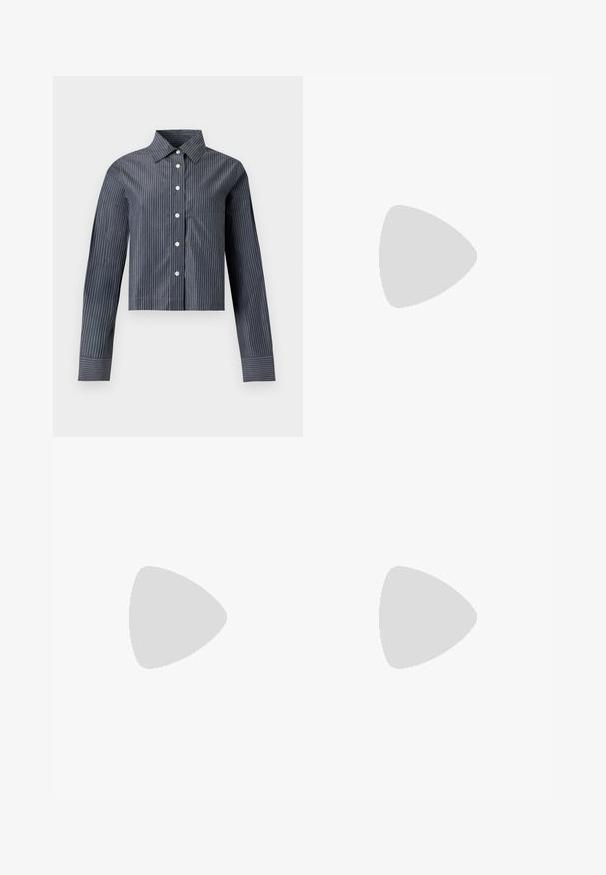 Chemise courte gris foncé à fines rayures blanches verticales, manches longues, col pointu et poche poitrine avant.; Pantalon noir à jambes larges avec taille haute et sans fermetures visibles, présenté sur un fond blanc uni.; Chaussure plate en cuir noir pour femme, avec bout pointu et petit talon, vue de côté sur un fond gris clair uni.; Un cardigan en maille noir, un haut blanc, une jupe en denim avec un motif de diamants bleus et noirs, un sac à main noir et des sandales à enfiler beiges.