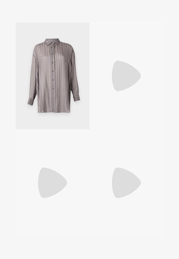 Chemise boutonnée gris clair avec des rayures verticales, manches longues et col. Fabriquée dans un tissu lisse et légèrement transparent.; Jeans en denim vert pâle avec une taille haute, une coupe large et des patches usés. Dotés d'une fermeture à bouton et de cinq poches.; Chaussure plate en cuir noir à bout pointu avec talon bas et finition lisse, vue de côté sur un fond gris clair.; Sac d'épaule en cuir marron foncé en forme de croissant avec une lanière courbée et des coutures visibles sur fond uni.