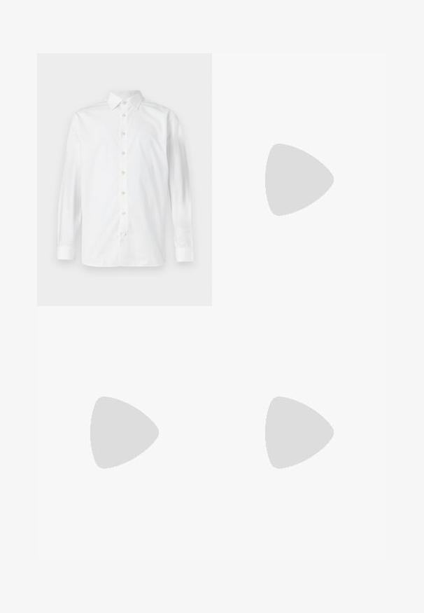 Camisa de vestir blanca de manga larga con botones, cuello abierto y puños abotonados, mostrada sobre un fondo blanco liso.; Pantalones negros de corte holgado con cintura elástica y cordón frontal, piernas rectas, diseño sencillo, mostrados sobre un fondo neutro.; Zapato mocasín de cuero negro descansando sobre una alfombra beige con un sofá beige curvado en el fondo.; Cinturón de cuero negro con hebilla de metal plateada, que presenta un acabado suave y un diseño clásico. El cinturón está neatly doblado.