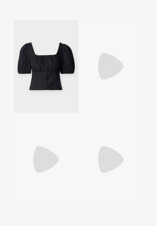 Μαύρο cropped μπλουζάκι με φουσκωτά κοντά μανίκια, τετράγωνη λαιμόκοψη και κλείσιμο με κουμπιά εμπρός σε απλό φόντο.; Ανοιχτό μπλε τζιν παντελόνι με φαρδύ σχεδιασμό, που διαθέτει ξεθωριασμένο πλύσιμο, πέντε τσέπες και κούμπωμα με κουμπί. Λεπτομερής ραφή κατά μήκος των ραφών.; Πόδια με σκουρόχρωμα ριμπ κολάν συνδυασμένα με μαύρα μπαλαρίνα παπούτσια με μικρές λεπτομέρειες φιόγκων σε λευκό φόντο.; Μαύρη δερμάτινη τσάντα χειρός με λεία υφή. Διαθέτει ρυθμιζόμενο λουρί και κομψό, μινιμαλιστικό σχέδιο με φερμουάρ.