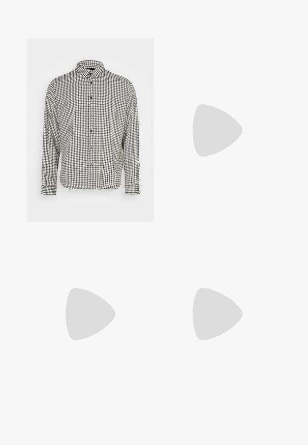 Chemise à boutons en noir et blanc à carreaux avec un col, des manches longues et un ourlet droit. Fabriquée dans un tissu léger et dotée de boutons noirs.; Pantalon formel noir avec plis, passants de ceinture et fermeture par bouton à la taille, présenté sur un fond clair uni.; Mule mocassin en cuir noir avec bride arrière à boucle, semelle plate et coutures visibles le long des bords.; Mallette rectangulaire en cuir noir avec doubles poignées, poche zippée avant et bandoulière amovible sur un fond clair uni.