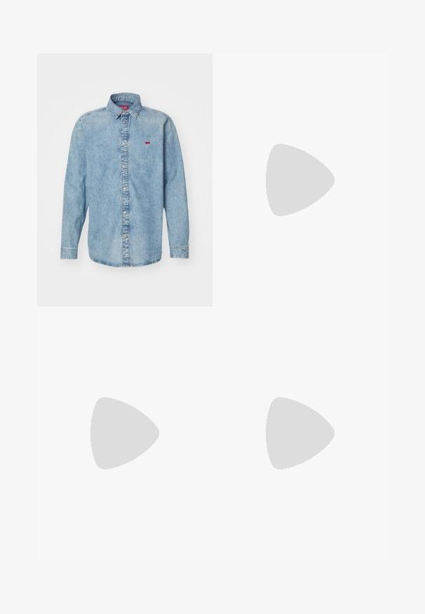 Chemise en denim bleu clair avec des manches longues, un col pointu et une fermeture à boutons. Présente un petit logo rouge sur le côté gauche de la poitrine.; Jeans en denim bleu clair avec une coupe droite, fermeture à bouton, style cinq poches et texture légèrement décolorée. Silhouette de jean classique.; Mocassin en cuir noir avec semelle en caoutchouc épaisse, dessus cousu et nom de marque embossé sur le talon, présenté de profil sur fond blanc.; Sac bandoulière noir en tissu texturé, avec un logo sur le devant, fermeture éclair et une bandoulière réglable. Finitions en cuir lisse.
