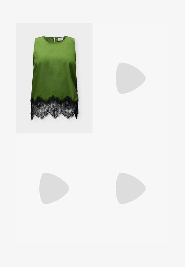 Haut sans manches en satin vert avec encolure ronde et bordure en dentelle florale noire à l'ourlet, avec une petite fermeture à bouton au dos.; Pantalons larges noirs en tissu lisse, avec deux poches avant, un devant plat, et une fermeture éclair sur le côté.; Chaussure compensée à bride arrière en cuir verni noir avec bout pointu et boucle réglable à la cheville sur fond blanc.; Sac à main noir avec texture crocodile, bord supérieur froncé, poignée plissée et pompons à cordon de chaque côté sur fond blanc.