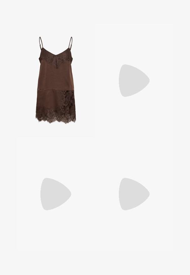 Robe nuisette en satin marron avec bordure en dentelle au niveau du décolleté et de l'ourlet, avec fines bretelles ajustables.; Pantalon droit marron foncé avec une texture florale subtile, passants de ceinture et plis devant, présenté sur un fond clair.; Chaussure plate en cuir noir avec bout arrondi, bride élastique sur le cou-de-pied et petit détail de boucle métallique au talon.; Sac hobo en daim marron avec une grande ouverture courbée et une large bandoulière. Présente une couture centrée à l'avant. Texture lisse.