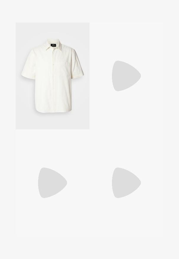 Chemise à manches courtes, boutonnée, en tissu blanc cassé avec une poche sur la poitrine gauche et un col classique. Texture lisse.; Shorts beiges en tissu léger, avec une taille plate, une taille standard avec fermeture à bouton, et un ourlet droit.; Mocassin en cuir noir avec détail de bride grise, talon bas et semelle texturée, marqué "HUGO" en or sur le côté.; Sac bandoulière en cuir noir texturé avec poche avant zippée et bandoulière large en tissu réglable sur fond blanc.