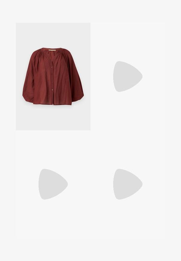 Blouse à manches longues ample de couleur rouille avec épaules froncées et fermeture boutonnée sur le devant, sur fond blanc.; Jean bleu droit avec poches latérales, fermeture à boutons sur le devant, et ceinture élastique noire à motif rayé.; Ballerines en tissu marron avec un bout pointu et une texture lisse, dotées d'un talon bas et d'une fine semelle noire. Aucune motif ni élément métallique visible.; Sac en cuir synthétique lisse de couleur brune avec une ouverture en V et une large bandoulière. Présente un design minimaliste sans quincaillerie visible.