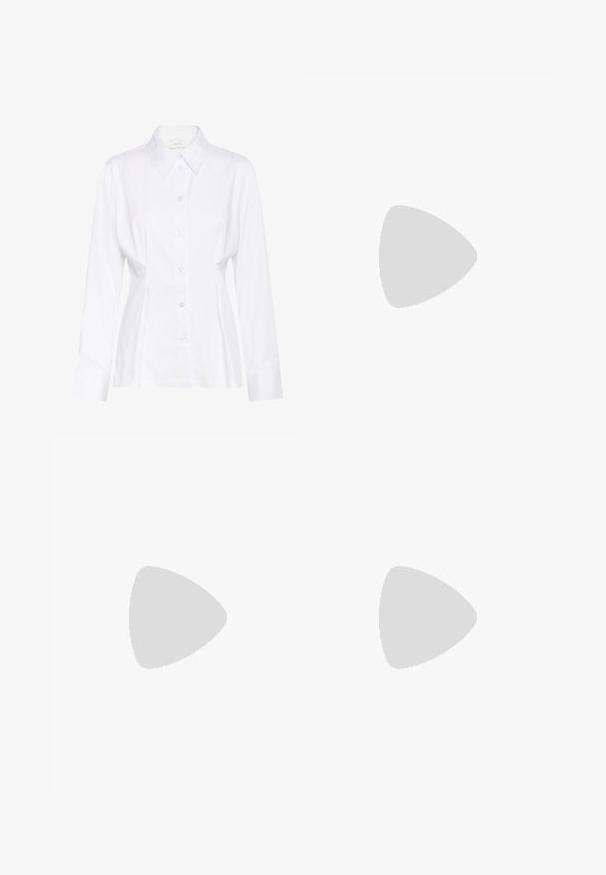 Blouse blanche à manches longues avec col pointu, taille cintrée et étiquette de marque visible "Gestuz" à l'intérieur du col.; Pantalon beige taille haute, ajusté avec des plis, poches latérales, passants pour ceinture et fermeture éclair à l'avant.; Chaussure plate basse noire avec bout arrondi et texture lisse, vue de côté sur un fond clair uni.; Sac à main en cuir brun avec deux longues poignées, design froncé, accents en métal doré et finition texturée.
