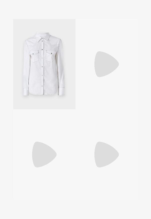 Chemise blanche à manches longues avec un col pointu, deux poches poitrine, des coutures contrastées et un ourlet arrondi. Dotée de boutons en métal.; Jean noir évasé en denim, avec un design classique à 5 poches, fermeture à bouton à l'avant et léger délavage sur les cuisses.; Pompe à talons hauts en suède noir avec un bout pointu, dotée d'un talon bloc noir brillant et d'une doublure intérieure lisse.; Sac à main en cuir noir avec un design plissé, une sangle unique, un cadre métallique argenté et deux grandes fermoirs ronds en argent.