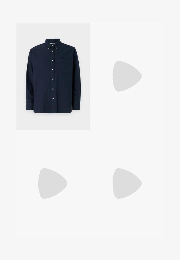 Navyblaue Knopfhemd aus Baumwolle, mit spitzem Kragen, Brusttasche und acht passenden Knöpfen entlang der Knopfleiste.; Schwarze Hosen aus glattem Stoff, mit geradem Schnitt, zwei vorderen Taschen und einem Reißverschluss mit Knopfverschluss.; Glänzender schwarzer Leder-Loafer mit einem Riemendetail, auf einem beigen Teppich neben einem runden braunen Couchtisch in einem sanft beleuchteten Raum platziert.; Schwarze Canvas-Shopper-Tasche mit zwei Schulterriemen und einem dezenten, eingeprägten kreisförmigen Design auf der Vorderseite.