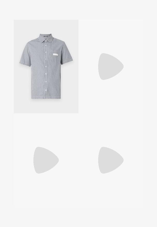 Chemise à manches courtes avec un motif rayé bleu et blanc, dotée d'une poche poitrine et d'un col classique. Fabriquée en tissu léger.; Shorts noirs en coton avec un design à l'avant plat, dotés d'une fermeture à bouton et de poches latérales, sans motifs ni accents visibles.; Baskets blanches avec des accents noirs et gris, présentant un embout texturé gris, une semelle en caoutchouc noir et des lacets plats blancs. Design épuré, style minimaliste.; Sac fourre-tout en toile crème avec poche avant, deux poignées, bandoulière réglable et petit texte jaune "O.N.S" en bas à droite de la poche.