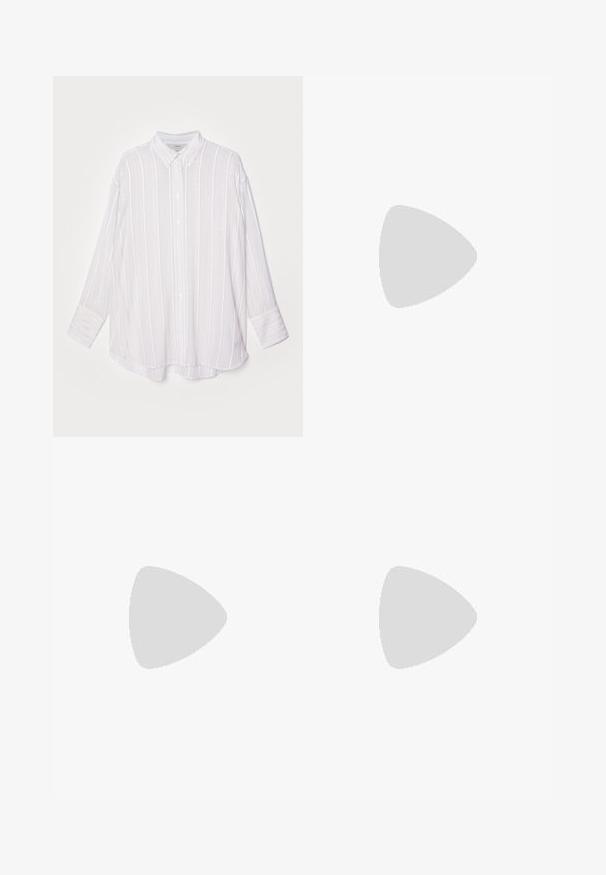 Chemise blanche à manches longues avec des rayures verticales gris clair, col boutonné et poignets retournés. Tissu doux avec une coupe légèrement oversize.; Jean en denim à jambe large dans un bleu moyen, présentant une taille haute, un design à cinq poches et des coutures contrastées le long des ourlets et des côtés.; Chaussure plate en cuir noir avec bride arrière, bout pointu et petit talon carré sur fond blanc.; Un cardigan en maille noir, un haut blanc, une jupe en denim avec un motif de diamants bleus et noirs, un sac à main noir et des sandales à enfiler beiges.