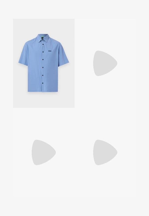 Chemise à manches courtes bleu clair avec col pointu et boutons noirs, présentant un petit logo "BOSS" noir sur la poitrine gauche.; Pantalon blanc ajusté avec plis à l'avant, taille, passants de ceinture et fermeture frontale dissimulée, présenté sur un fond neutre.; Mocassin en cuir noir flottant au-dessus d'un tapis beige avec une table ronde brune brillante en arrière-plan.; Ceinture en cuir noir avec une boucle en métal argenté brillante, texture lisse et bords cousus. Dispose d'une boucle pour fixer l'extrémité de la ceinture.