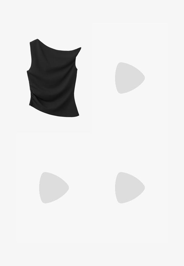 Haut noir asymétrique sans manches avec un design à une épaule et un léger froncé sur un côté.; Pantalon noir à jambes larges avec taille élastique et cordon de serrage à l'avant, en tissu léger.; Tongs en cuir noir avec une boucle décorative dorée, reposant sur un pavement texturé près d’un mur carrelé en extérieur.; Lunettes de soleil noires à monture ovale avec verres teintés foncés, montrées légèrement en angle sur une surface blanche.