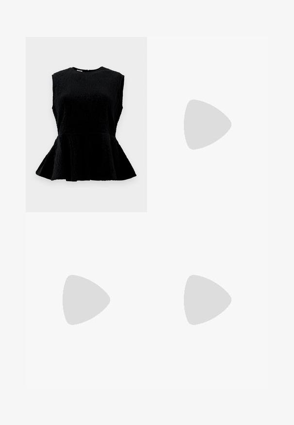 Sort peplum-top med ærmeløs design, tekstureret stof, rund halsudskæring og udvidet nederkant. Har subtile vertikale riller over det hele.; Sort midi-nederdel med højt-lavt faldende flæsepaneler på begge sider og bæltestropper ved taljen.; Sort læder slingback-sko med spids tå og lav kittenhæl på neutral baggrund.; Sort flettet hobo-taske med blød struktur og integreret håndtag, vist på en ensfarvet lys baggrund.