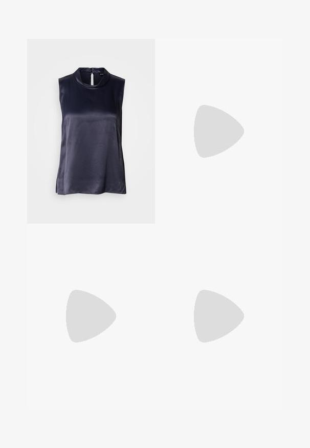 Haut sans manches en satin bleu marine foncé, doté d'un col montant et d'une fermeture en trou de serrure au dos. Texture lisse avec une coupe légèrement ample.; Pantalon bleu marine fuselé avec taille mi-haute et poches latérales, présentant des détails de coutures subtiles le long des jambes.; Chaussure slingback en cuir noir à bout pointu avec un talon bloc haut et une doublure intérieure beige sur un fond clair uni.; Sac seau en cuir noir avec une seule bandoulière et un petit logo BOSS doré centré près du haut à l'avant.