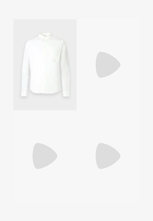 Chemise blanche à manches longues avec boutons, en coton, dotée d'un col pointu et d'une poche unique sur le côté gauche de la poitrine. Texture lisse.; Chinos noirs à coupe droite, fabriqués en mélange de coton lisse, avec passants pour ceinture et fermeture avant par bouton.; Mocassins en cuir verni noir avec un bout arrondi, une sangle décorative et une semelle en caoutchouc épaisse avec des reliefs profonds pour l'adhérence.; Ceinture en cuir noir avec une boucle en métal noir mat, présentant une texture lisse et un design simple. Longueur réglable avec une extrémité effilée.
