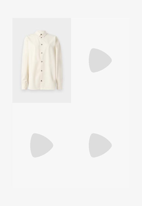 Soulland DAMON SHIRT - Chemisier - white; Jeans en denim blanc avec une coupe droite, dotés d'une fermeture à bouton et d'un style à cinq poches. Texture lisse et détails minimaux.; Sandale à talon haut noire avec une bride étroite à la cheville, bout carré, cuir lisse et accent de boucle métallique.; Petit sac pochette en cuir bordeaux avec fermoir métallique argenté et bracelet sur fond blanc.