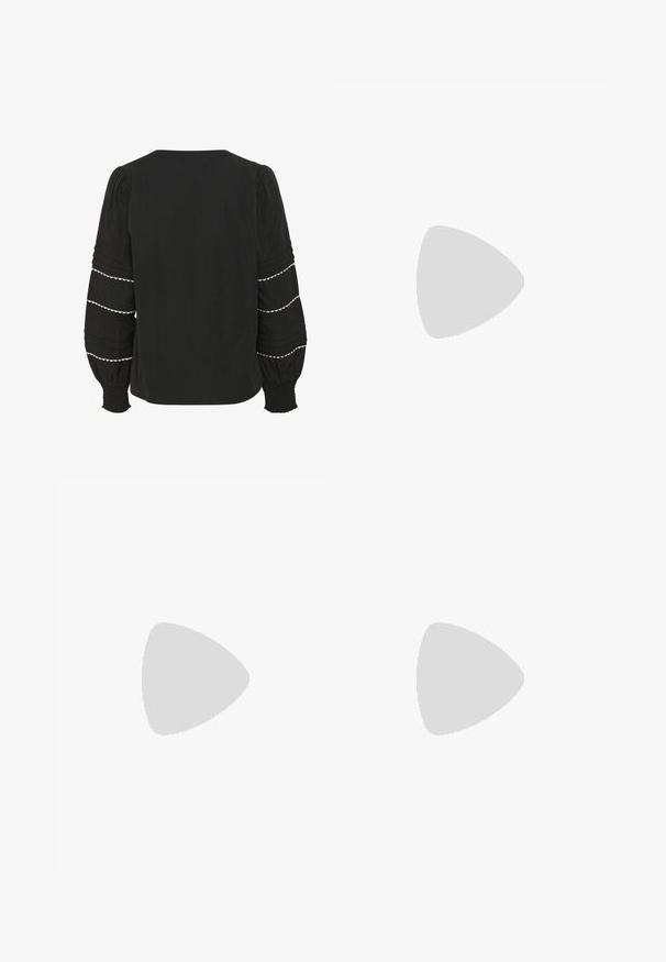 Blouse noire avec des manches bouffantes, ornée de plis texturés et d'un ourlet en dentelle blanche. Poignets élastiques et design simple au dos.; Pantalon noir taille haute à jambes larges avec plis sur le devant et une ceinture noire fine avec une boucle ronde dorée.; Escarpins slingback en cuir verni noir avec un embout pointu, un design à découpes arrondies et un talon carré. Présente un accent de boucle en ton doré.; Petit sac à main noir brillant avec deux longues anses et des détails à cordon sur les côtés sur un fond clair uni.