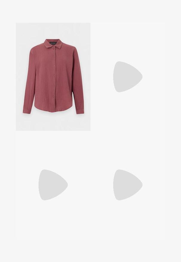 Chemise à manches longues boutonnée en tissu rose poussière texturé, col classique et poignets ajustés, marque Anna Field.; Un pantalon couleur crème avec une coupe droite, présentant des détails de plis à l'avant, deux poches latérales et une taille mi-haute.; Mule sandale ouverte beige avec des lanières en cuir croisées et un talon carré sur fond blanc.; Boucle d'oreille en argent avec une finition polie, présentant de petits détails en or et de forme ronde, portée sur le lobe.