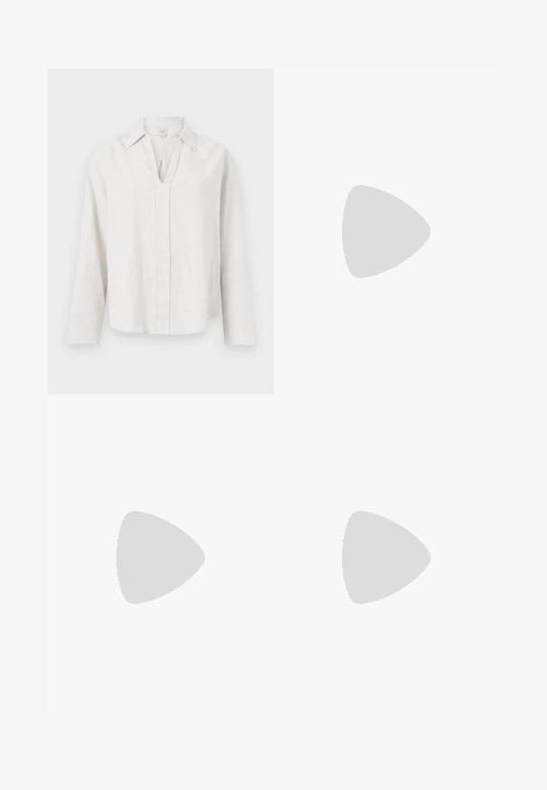 Chemise blanche à manches longues avec une fente en V et un col, affichée à plat sur un fond blanc uni.; Pantalons larges kaki en coton, dotés d'une taille haute, de poches frontales et d'une fermeture à bouton unique. Texture lisse et coupe droite.; Chaussure plate noire à bout pointu avec motifs géométriques matelassés et une fine bride sur le cou-de-pied sur fond uni.; Sac à main en cuir noir Calvin Klein avec de longues anses, une étiquette logo à l'avant et un charme géométrique argenté suspendu à une anse.