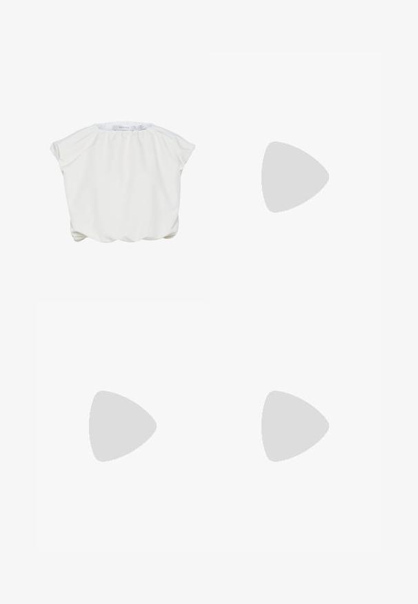 Blouse blanche avec une texture douce et lisse, un col froncé et des manches courtes et larges. Présente un ourlet arrondi et ample pour un ajustement décontracté.; Une longue jupe en denim bleu clair avec une coupe droite. Comprend cinq poches, des passants de ceinture et un multiplicateur de boutons à l'avant. Texture décolorée sur toute la surface.; Sandale noire plate en forme de tongs avec une bride texturée et un talon légèrement surélevé, montrée en profil latéral sur un fond clair uni.; Sac de tote en cuir tressé noir avec deux poignées, forme structurée et finition légèrement brillante sur un fond clair.