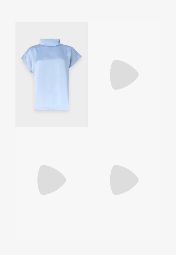 Blouse en satin bleu clair à manches courtes, col cheminée haut et coupe ample.; Jean en denim bleu avec une taille mi-haute, deux poches avant, deux boutons et un léger évasement en bas.; Sandale à talon haut en cuir verni noir avec bride à la cheville. Présente un design minimaliste, un bout ouvert et une boucle ornée de strass.; Sac à main Calvin Klein noir brillant avec fermeture éclair dorée et anse courte sur fond blanc uni.