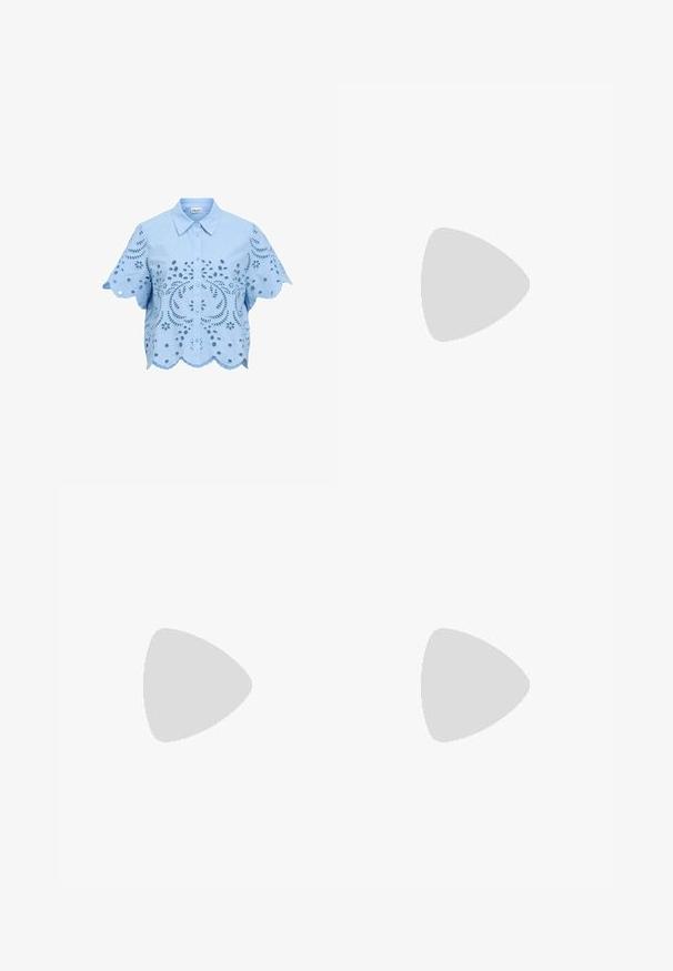 Chemisier bleu clair à manches courtes avec boutons, motifs floraux en découpe ajourée et ourlet ainsi que manches festonnés.; Pantalons blancs avec des rayures verticales bleu, fabriqués en tissu léger. Équipés d'une taille élastique et de jambes larges et évasées.; Tongs noires en cuir lisse, avec un design de sangle fine et une semelle plate à profil minimal. Aucun motif ou accent notables.; Sac à main en cuir verni marron de forme rectangulaire, avec deux longues poignées et des accents courbés subtils à l'avant.