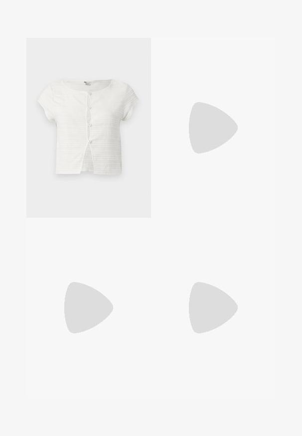Top court blanc à manches courtes avec des rayures horizontales texturées et quatre petits boutons sur le devant, légèrement ouvert en bas.; Jupe noire avec broderie florale en crème et marine. Dispose d'une taille élastique et d'un ourlet volanté. Fabriquée en tissu léger.; Ballerine plate en cuir noir plié avec une seule bride et une boucle argentée sur un fond clair uni.; Petit sac à main noir brillant avec deux longues anses et des détails à cordon sur les côtés sur un fond clair uni.