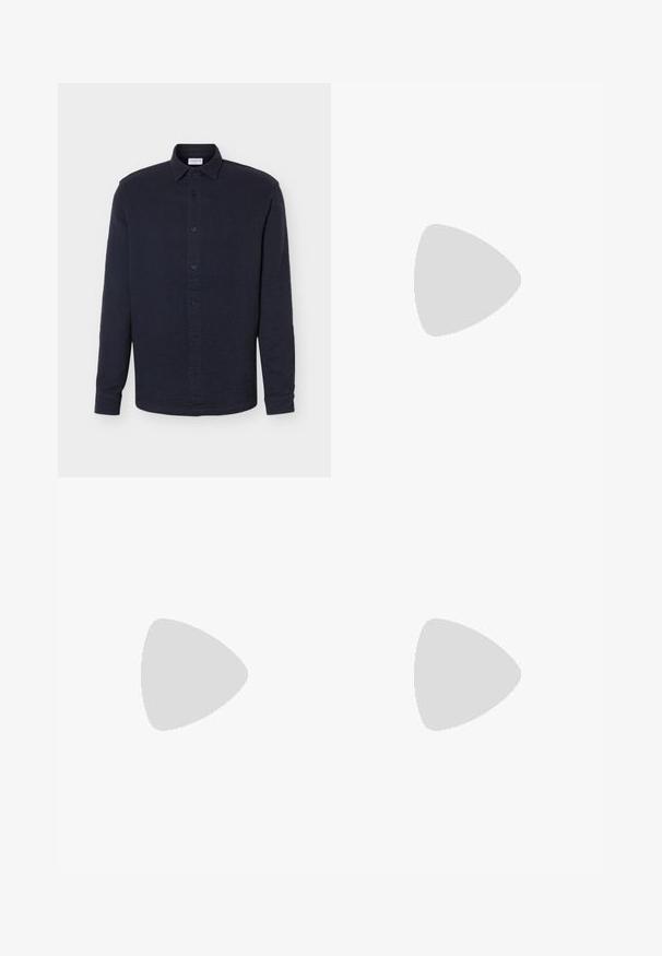 Chemise bleu marine à manches longues avec boutons, col, tissu texturé et poignets standards, présentée sur un fond blanc uni.; Shorts texturés de couleur brun clair, longueur genou, avec passants de ceinture, cordon de serrage noué et poches latérales, présentés sur un fond uni.; Baskets synthétiques marron avec un profil bas, bout rond, semelle en caoutchouc et semelle extérieure contrastante beige. Elles sont équipées de lacets marron et d'un détail de marque.; Lunettes de soleil rectangulaires noires avec des verres teintés foncés et des branches fines reposant sur une surface claire unie.