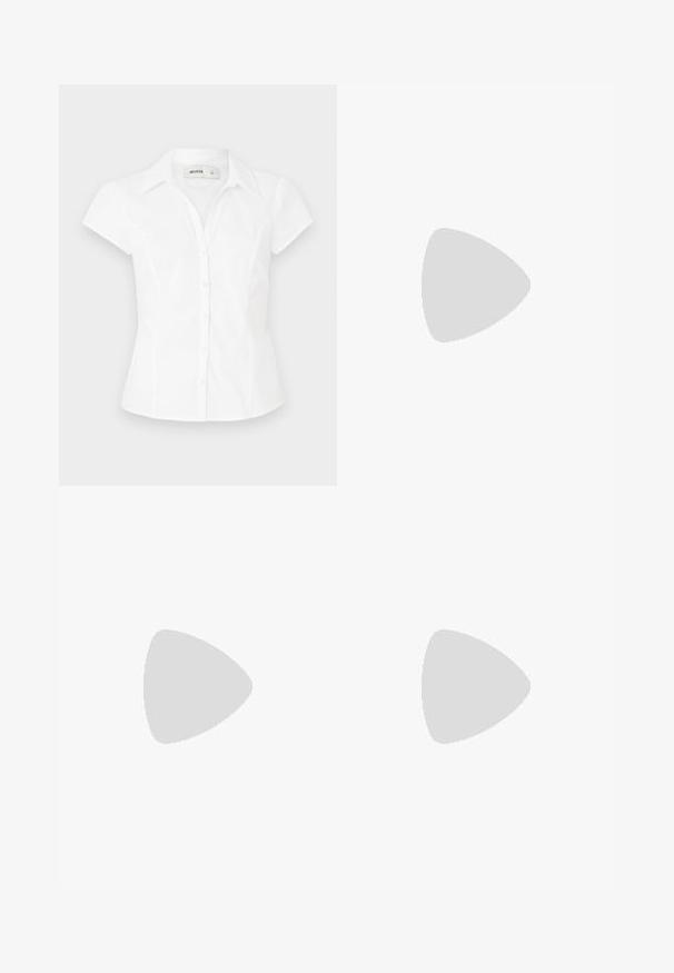 Blouse blanche à manches courtes avec un col, dotée d'une coupe ajustée et de deux rangées de boutons sur le devant. Texture en coton lisse.; Des jeans en denim bleu marine à jambes larges présentent une taille haute, des accents en chaîne dorée à la taille, et des détails de couture contrastants tout au long.; Chaussure slingback à talon haut en cuir verni noir, avec bout pointu, talon fin et double brides décoratives sur le cou-de-pied.; Petit sac à main noir brillant avec deux longues anses et des détails à cordon sur les côtés sur un fond clair uni.