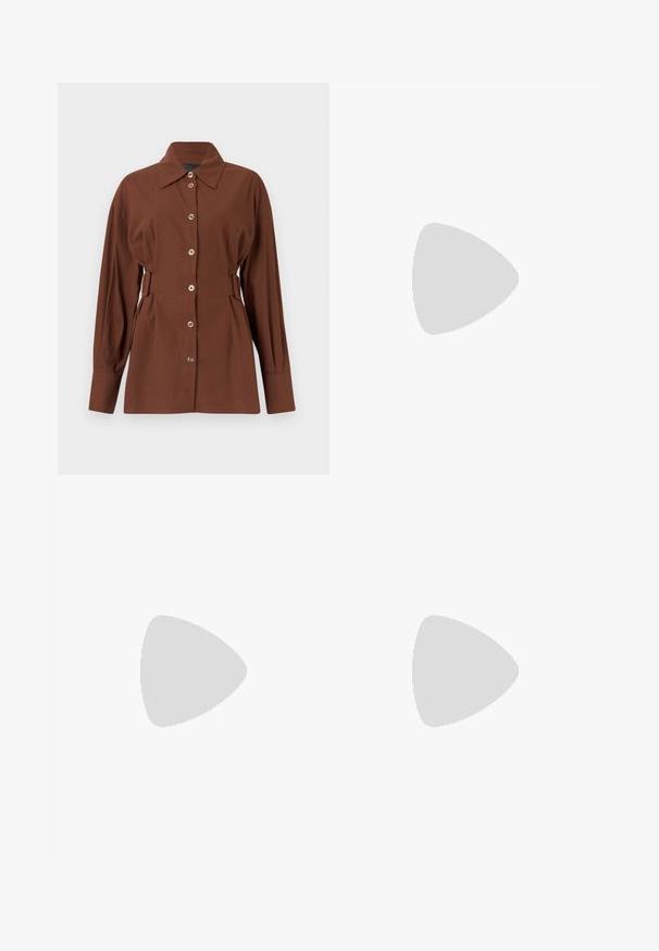 Chemise marron à manches longues avec boutons sur le devant, col large et détails de boucles latérales réglables, présentée sur un fond uni.; Jupe plissée beige en tissu lisse légèrement brillant. Dotée d'une taille haute et de plusieurs plis verticaux le long de l'ourlet.; Mule noir à talon haut avec bout pointu, tissu doux à texture froncée sur le devant et talon aiguille fin.; Sac à main noir demi-lune avec poignée nouée et plaque logo dorée "Love Moschino" sur le devant, fermeture éclair en haut.