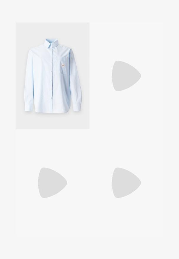 Hellblau gestreiftes Langarmhemd mit Button-Down-Kragen, einer einzelnen Brusttasche und einem kleinen Logo-Patch auf der Tasche. Aus Baumwollmaterial.; Weit geschnittene Jeans aus dunkelblauem Denim mit Diamantmuster, kontrastierenden Nähten und einem Knopfverschluss an der Taille.; Weiße Plattform-Sneaker mit einem glatten Leder-Obermaterial, abgerundetem Zehenbereich, weißen Schnürsenkeln und dezentem Logo-Detail an der Seite. Flache Gummisohle.; Dunkelbraune Lederhandtasche von Calvin Klein mit langen doppelten Griffen und einem kleinen Logoanhänger, der an einem Griff hängt.