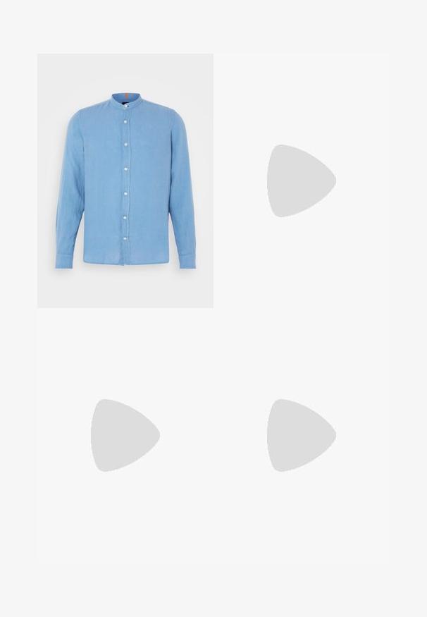Himmelblaues Langarmhemd mit Stehkragen, Knopfleiste vorne und kleinen weißen Knöpfen; aus einem glatten, strukturierten Stoff gefertigt.; Schwarze Chinos mit glatter Textur, Knopfverschluss und tailliertem Design. Ideal für legere oder semi-formelle Anlässe.; Schwarzer Pennyloafer aus Leder mit niedrigem Absatz, abgerundeter Spitze und genähten Details vorne und an den Seiten, gezeigt vor neutralem Hintergrund.; Schwarzer Leder-Gürtel mit glänzender Oberfläche; ausgestattet mit einer silbernen Metallschnalle im rechteckigen Rahmendesign und glatten Kanten.