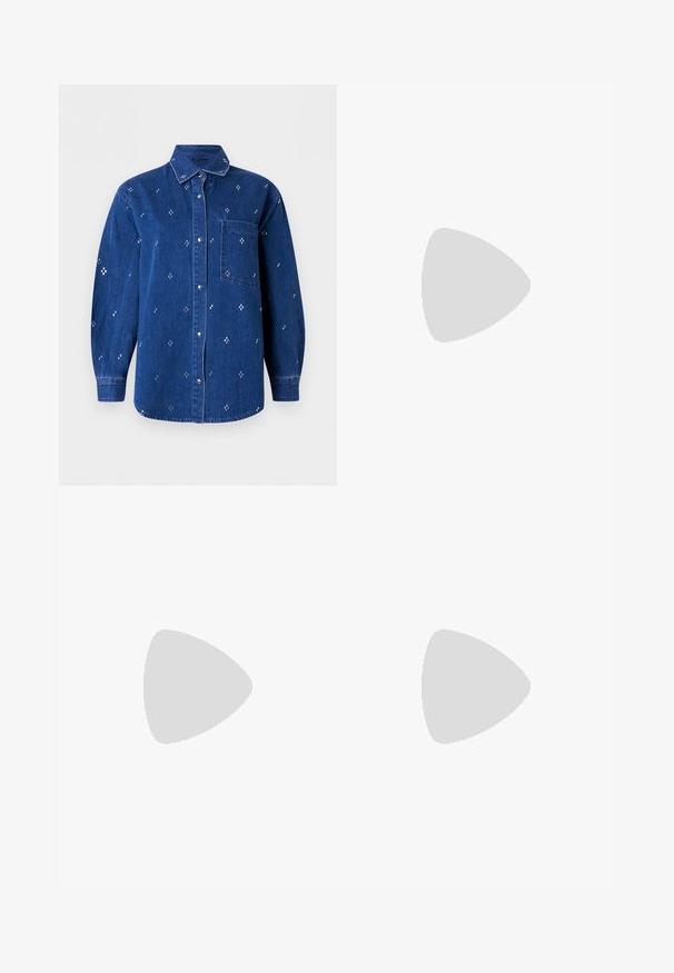 Chemise en denim bleu à boutons, manches longues, col, poche poitrine et petit motif brodé en forme de croix blanche réparti sur toute la surface.; Jupe patineuse en daim marron avec des plis, bouton sur le devant et fermeture éclair dissimulée, présentée à plat sur un fond gris clair.; Bottine marron à la cheville avec un bout pointu et un petit talon bas, fabriquée en matériau lisse, présentée sur un fond uni.; Sac à main structuré en finition satinée, de couleur crème, avec une bandoulière chaîne. Présente une texture plate et lisse ainsi que des coutures nettes.