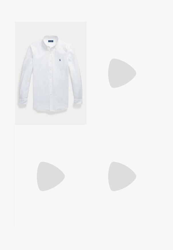 Weißes, langärmeliges Hemd mit Knopfleiste und Kragen, Polo Ralph Lauren-Logo auf der linken Brust gestickt.; Schwarze Slim-Fit-Denimjeans mit fünf Taschen, Gürtelschlaufen und einem blauen Markentag am Bund. Glatter, strapazierfähiger Stoff.; Schwarz-weißer Sneaker in niedriger Ausführung mit Wildleder- und Leder-Paneelen, weißen Schnürsenkeln und einer dicken weißen Sohle mit schwarzem Rand.; Schwarzer Ledergürtel mit silberner rechteckiger Schnalle, aufgerollt auf weißem Hintergrund, mit dezent geprägt Logo an der Spitze.