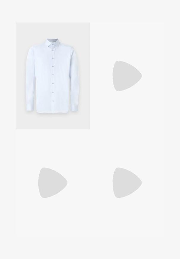 Chemise à manches longues bleu clair avec un col pointu, fermeture à boutons à l'avant et texture lisse. Présente des accents de boutons argentés sur le plastron.; Pantalon noir à jambes droites avec fermeture à bouton et zip, passants pour ceinture et poches avant, présenté sur un fond clair uni.; Mocassin en cuir noir avec une semelle épaisse, présenté au-dessus d'un tapis beige et près d'une base de table ronde couleur ambre.; Ceinture en cuir noir avec une texture lisse, comportant une boucle en métal argentée de forme rectangulaire et un design classique.