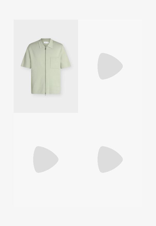 Chemise vert clair à manches courtes avec une fermeture éclair à l'avant, un col et une poche poitrine sur fond blanc uni.; Pantalon beige à jambes droites avec poches avant, passants de ceinture, fermeture par bouton et braguette zippée, présenté sur un fond blanc.; Mocassins en cuir noir avec une semelle en caoutchouc texturée et basse, et un design cousu sur le dessus. Présente une pointe arrondie et des embellissements minimaux.; Ceinture en daim marron foncé avec une boucle en métal argenté, roulée sur un fond gris clair.